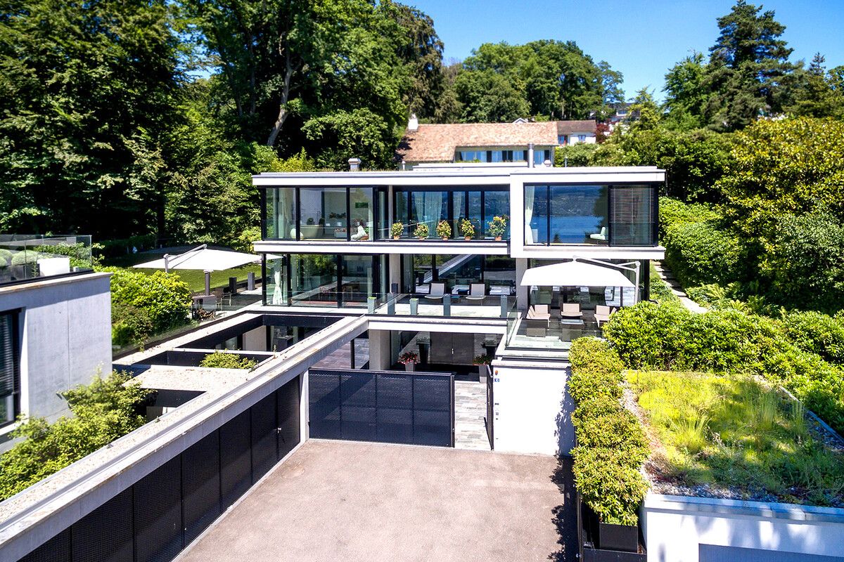 Modern und luxuriös: Aussergewöhnliche Architekten Villa mit Seesicht