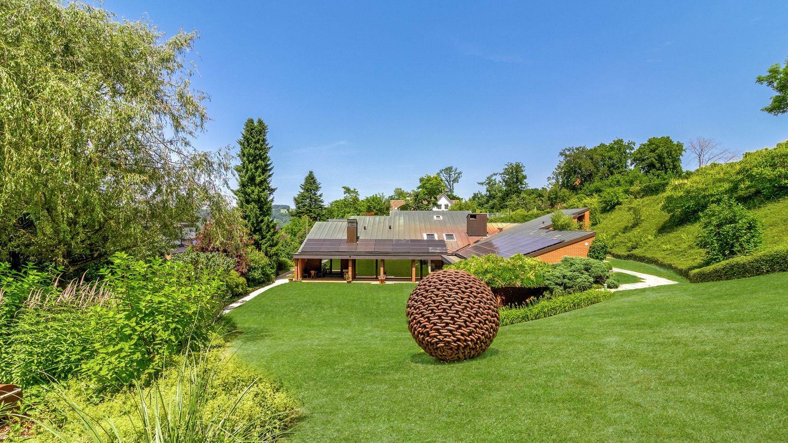 Villa mit Traumgarten und viel Privatsphäre