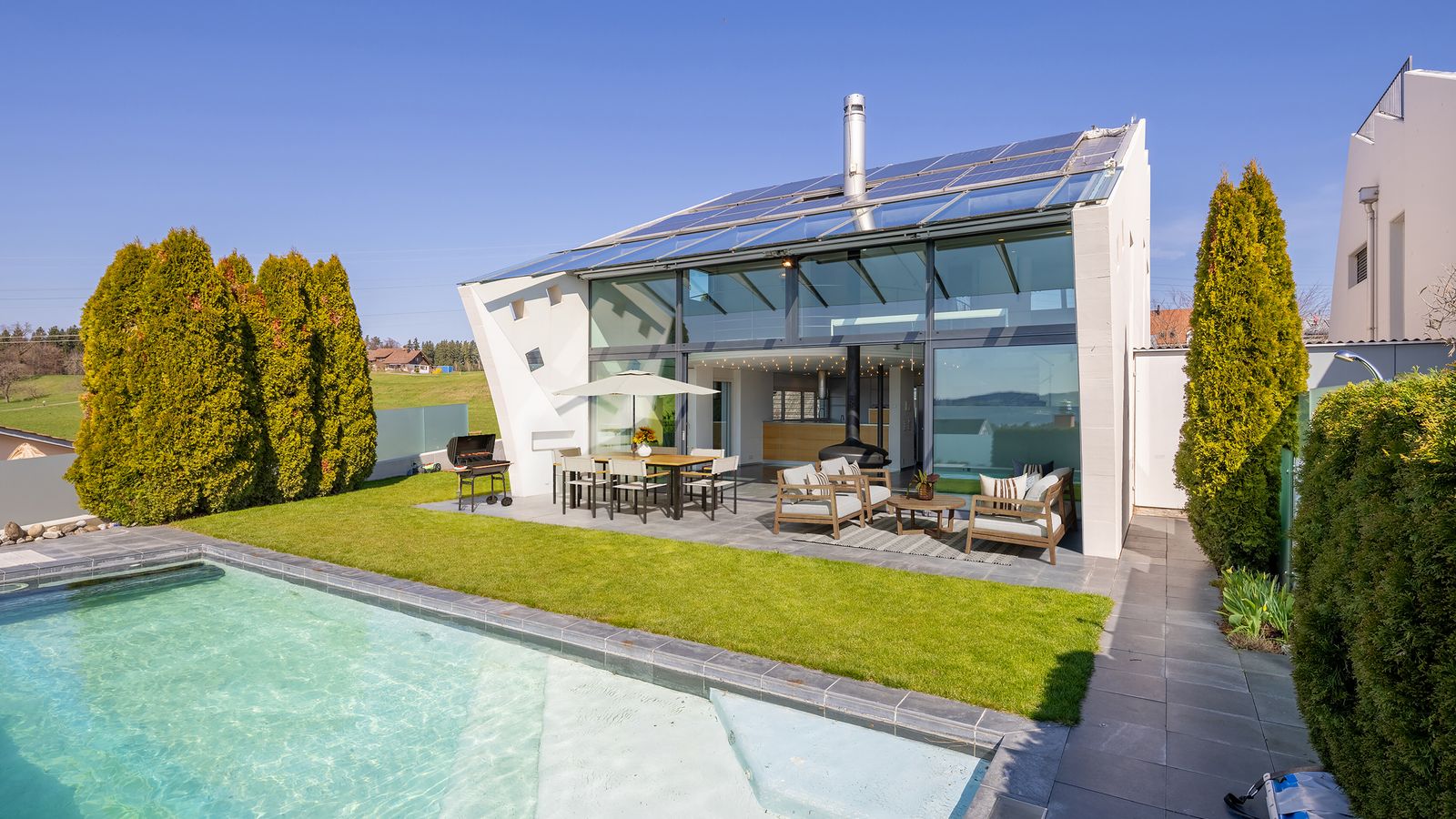 Gutenswil: Stilvolles Architektenhaus mit Pool und Weitsicht