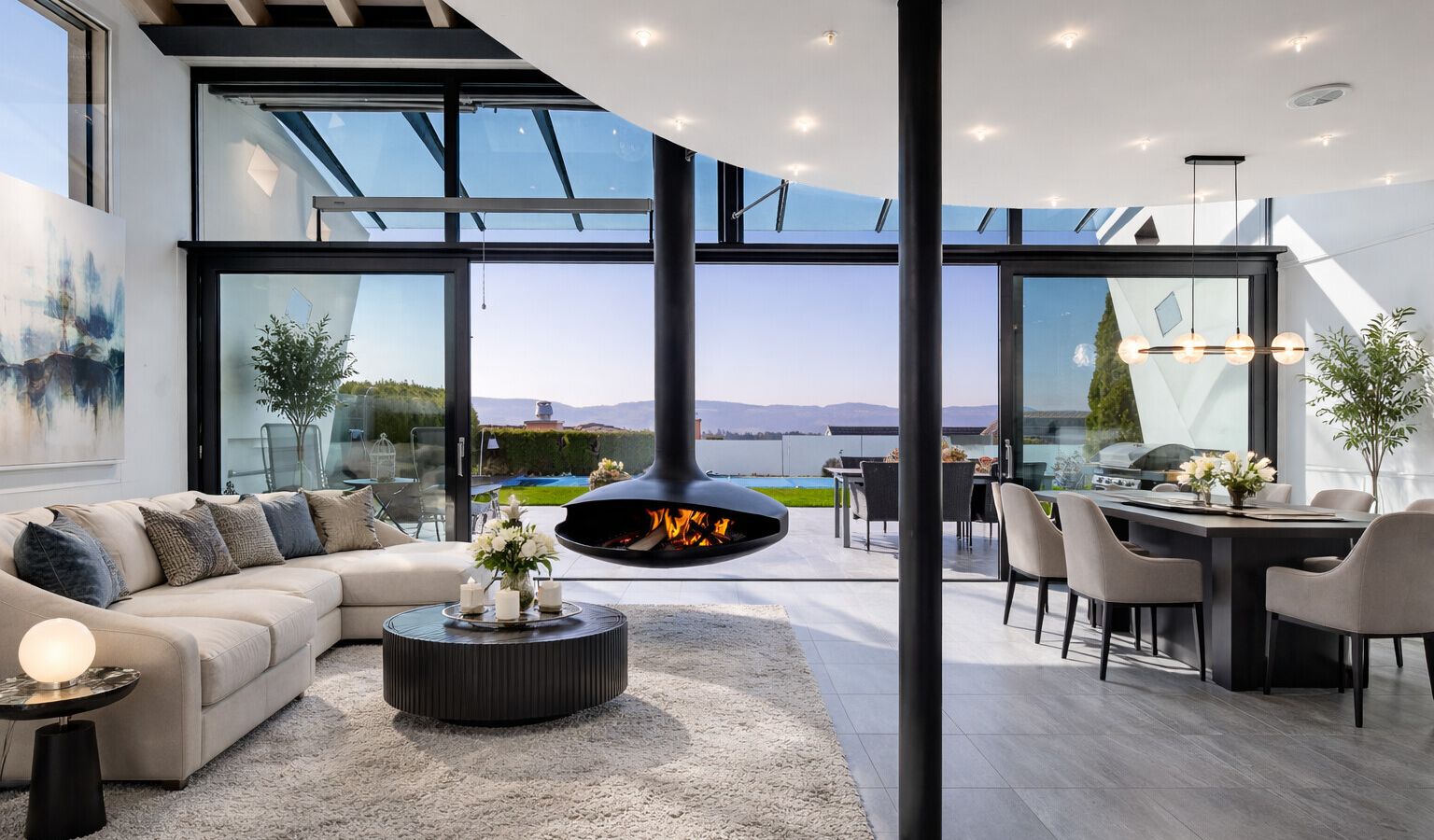 Gutenswil: Stylish architect-designed home with pool and far-ranging vistas